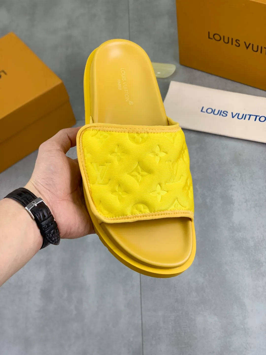 Men's shoes 💰P320 💰[New style]🆘 Original quality [LOUIS VUITTON] The popular Louis Vuitton LV men's slippers on the official website are on sale simultaneously! Original fabric imported from Italy, original factory special supply, code number: 38-44 (45 customized), many colors available